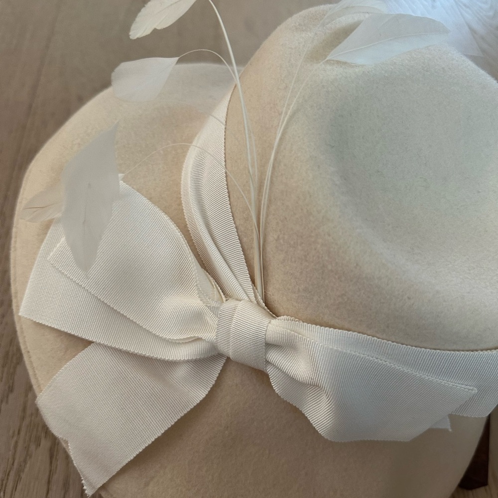 Elegant Cream Hat with Bow and Feathers